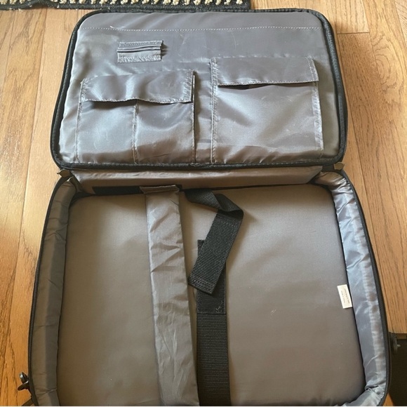 Targus Black Laptop Bag with Shoulder Strap - Picture 3 of 4
